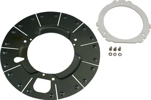 Brennervorrichtung bestehend aus einer metallischen Grundplatte mit Bohrungen und einer weißen Montageplatte. Komponenten für Wolf-Produkte zur Befestigung.